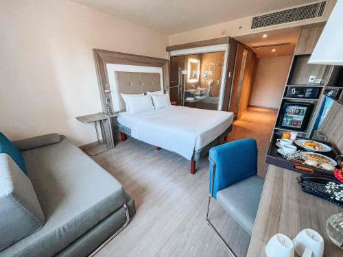 Habitación Familiar con 1 cama doble y 1 sofá cama del hotel Novotel Rj Praia De Botafogo. Foto 1