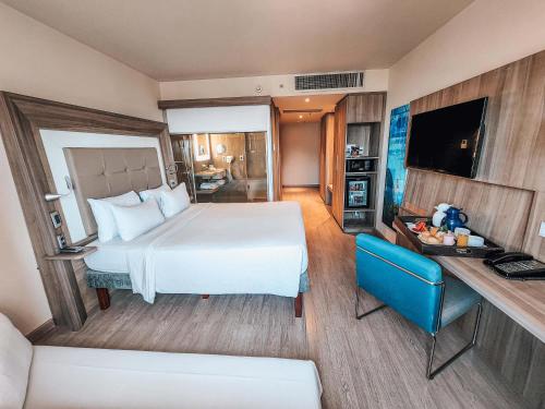 Habitación Familiar con 1 cama doble y 1 sofá cama del hotel Novotel Rj Praia De Botafogo. Foto 3