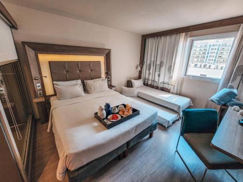 Habitación Familiar con 1 cama doble y 1 sofá cama del hotel Novotel Rj Praia De Botafogo. Foto 4