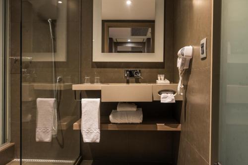 Habitación Familiar con 1 cama doble y 1 sofá cama del hotel Novotel Rj Praia De Botafogo. Foto 6