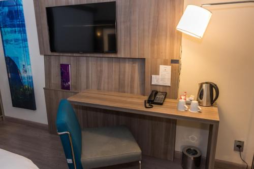 Habitación Familiar con 1 cama doble y 1 sofá cama del hotel Novotel Rj Praia De Botafogo. Foto 10