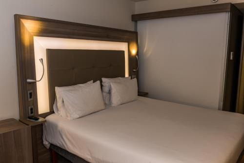 Habitación Familiar con 1 cama doble y 1 sofá cama del hotel Novotel Rj Praia De Botafogo. Foto 11