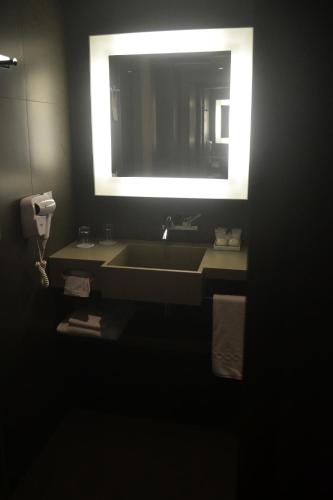 Habitación Familiar con 1 cama doble y 1 sofá cama del hotel Novotel Rj Praia De Botafogo. Foto 12