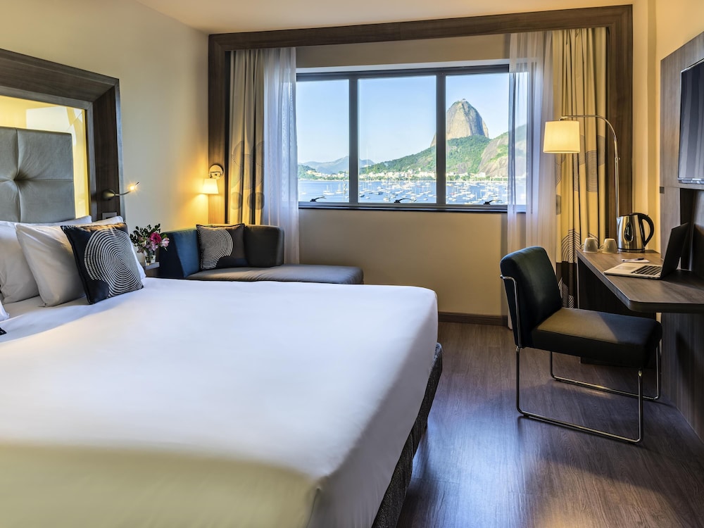 Habitación familiar con 1 cama doble, 1 sofá cama y vistas del hotel Novotel Rj Praia De Botafogo