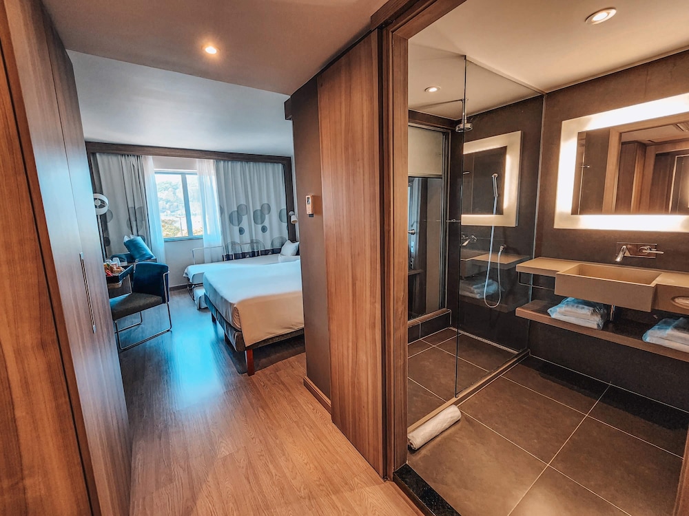 Habitación familiar con 1 cama doble, 1 sofá cama y vistas del hotel Novotel Rj Praia De Botafogo. Foto 6