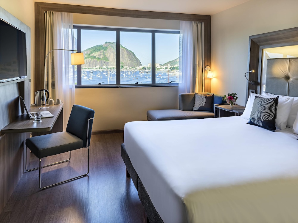Habitación familiar con 1 cama doble, 1 sofá cama y vistas del hotel Novotel Rj Praia De Botafogo. Foto 7