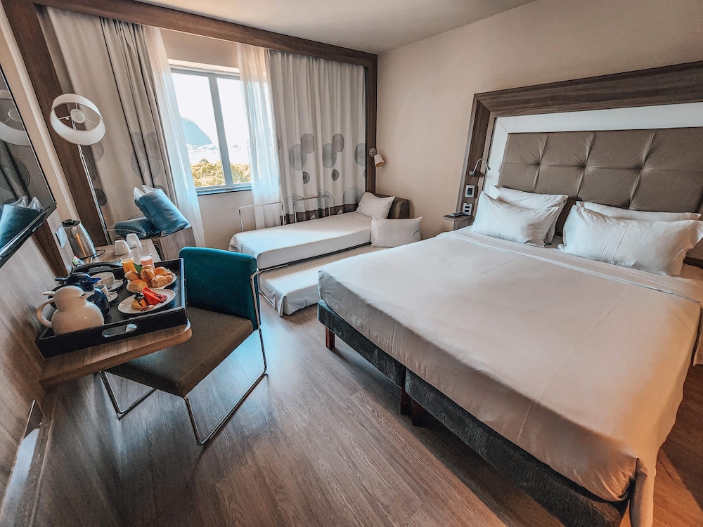 Habitación familiar con 1 cama doble, 1 sofá cama y vistas del hotel Novotel Rj Praia De Botafogo. Foto 8