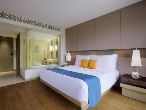 Classic King Room with Free Daily Chocolate Hours and Daily Resort Activities del hotel Movenpick Resort and Spa Jimbaran Bali - Chse Certified. Foto 1