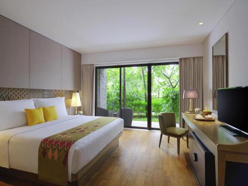 Classic King Room with Free Daily Chocolate Hours and Daily Resort Activities del hotel Movenpick Resort and Spa Jimbaran Bali - Chse Certified. Foto 2