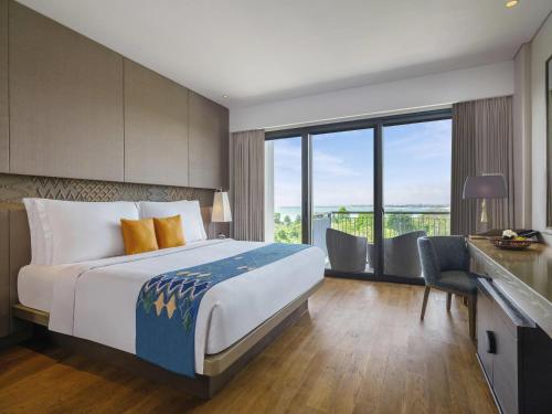 Classic King Room with Pool View with Free Daily Chocolate Hours and Daily Resort Activities del hotel Movenpick Resort and Spa Jimbaran Bali - Chse Certified. Foto 1