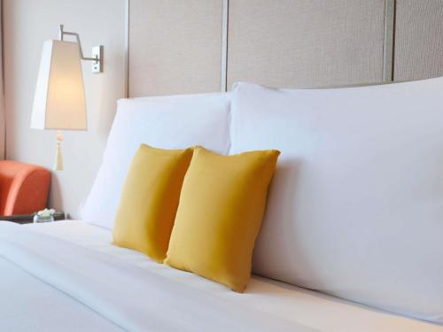 Classic King Room with Pool View with Free Daily Chocolate Hours and Daily Resort Activities del hotel Movenpick Resort and Spa Jimbaran Bali - Chse Certified. Foto 4