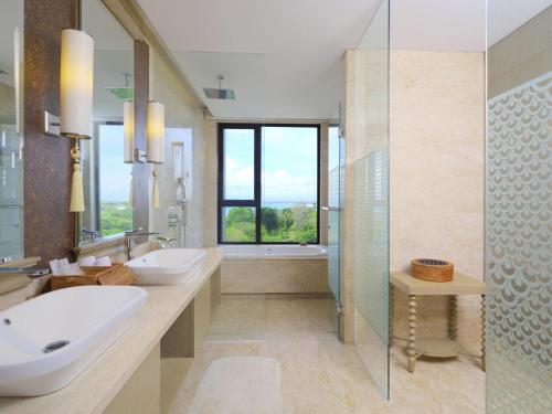 Suite Junior del hotel Movenpick Resort and Spa Jimbaran Bali - Chse Certified. Foto 3
