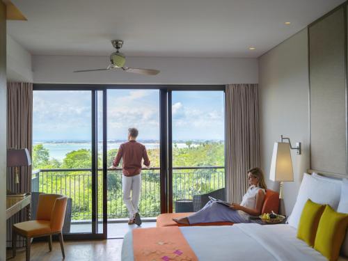 Suite Junior del hotel Movenpick Resort and Spa Jimbaran Bali - Chse Certified. Foto 4