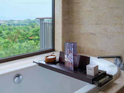 Suite Junior del hotel Movenpick Resort and Spa Jimbaran Bali - Chse Certified. Foto 5