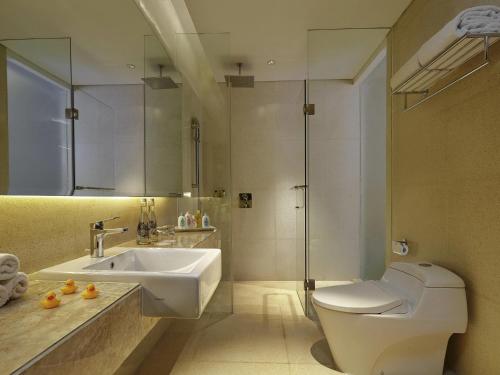 Family Duplex Room with Pool View del hotel Movenpick Resort and Spa Jimbaran Bali - Chse Certified. Foto 1