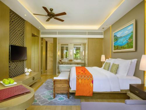 Suite Premium - Cama extragrande del hotel Movenpick Resort and Spa Jimbaran Bali - Chse Certified. Foto 1