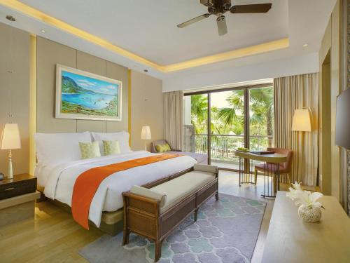 Suite Premium - Cama extragrande del hotel Movenpick Resort and Spa Jimbaran Bali - Chse Certified. Foto 2