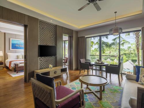 Suite Premium - Cama extragrande del hotel Movenpick Resort and Spa Jimbaran Bali - Chse Certified. Foto 3