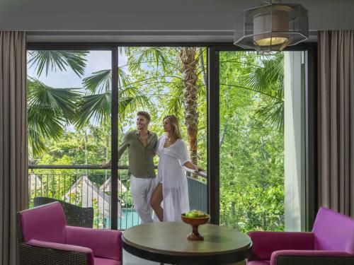 Suite Premium - Cama extragrande del hotel Movenpick Resort and Spa Jimbaran Bali - Chse Certified. Foto 4