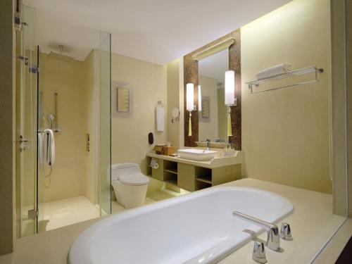 Habitación Familiar Dúplex del hotel Movenpick Resort and Spa Jimbaran Bali - Chse Certified. Foto 4
