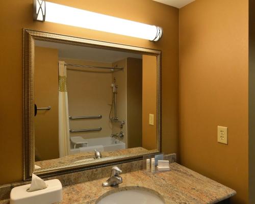 Habitación con 2 camas grandes - No fumadores/Adaptada para discapacidad auditiva y de movimiento del hotel Hampton Inn Geneseo