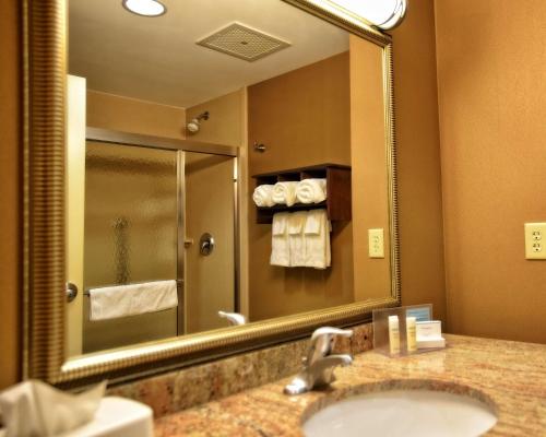 Habitación Doble - Cama extragrande - No fumadores del hotel Hampton Inn Geneseo. Foto 3