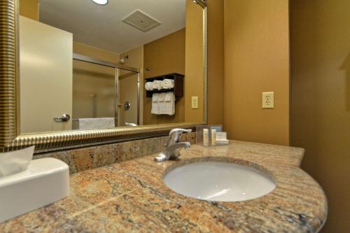 Habitación con cama extragrande y bañera de hidromasaje del hotel Hampton Inn Geneseo