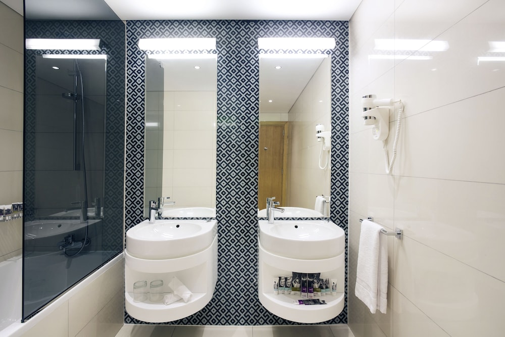 Habitación superior con 2 camas individuales del hotel Mercure Sohar. Foto 4