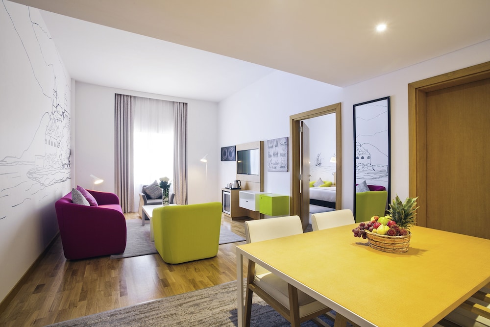 Suite Ejecutiva con 1 cama doble del hotel Mercure Sohar. Foto 7