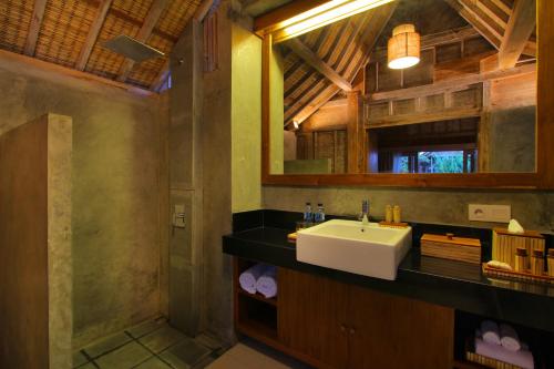 Villa Joglo de 1 dormitorio con piscina privada del hotel Suarti Boutique Village. Foto 8