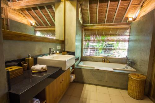 Villa Joglo de 1 dormitorio con piscina privada del hotel Suarti Boutique Village. Foto 11