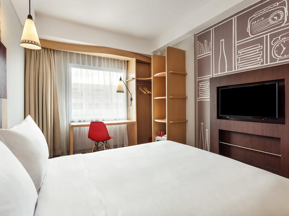 HABITACIÓN SUPERIOR con 1 cama king size del hotel Ibis Yogyakarta Adi Sucipto. Foto 3