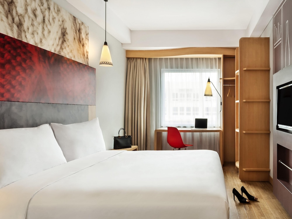 Habitación superior con 2 camas individuales del hotel Ibis Yogyakarta Adi Sucipto. Foto 1