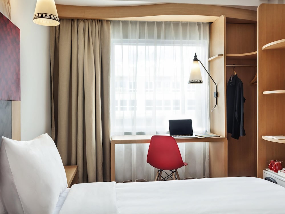 Habitación superior con 2 camas individuales del hotel Ibis Yogyakarta Adi Sucipto. Foto 3