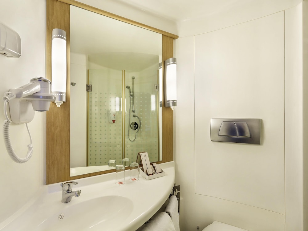 Habitación superior con 2 camas individuales del hotel Ibis Yogyakarta Adi Sucipto. Foto 4