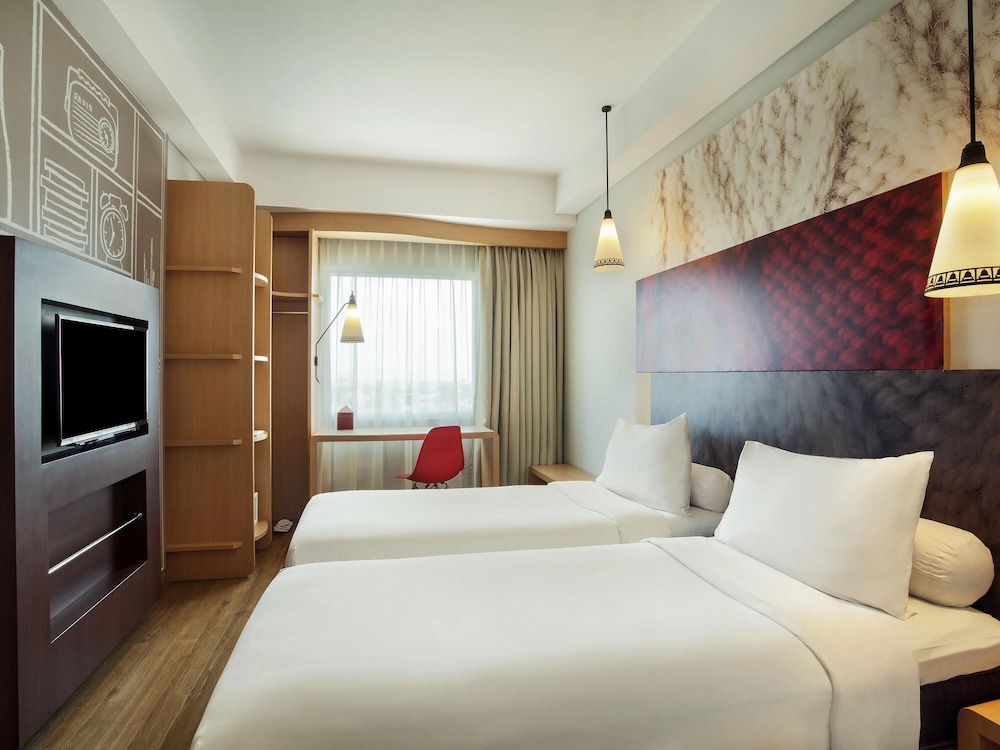 Habitación superior con 2 camas individuales del hotel Ibis Yogyakarta Adi Sucipto. Foto 5