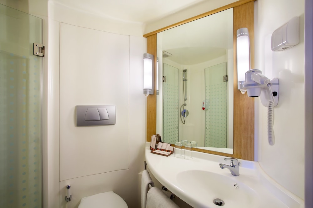 Habitación superior con 2 camas individuales del hotel Ibis Yogyakarta Adi Sucipto. Foto 6