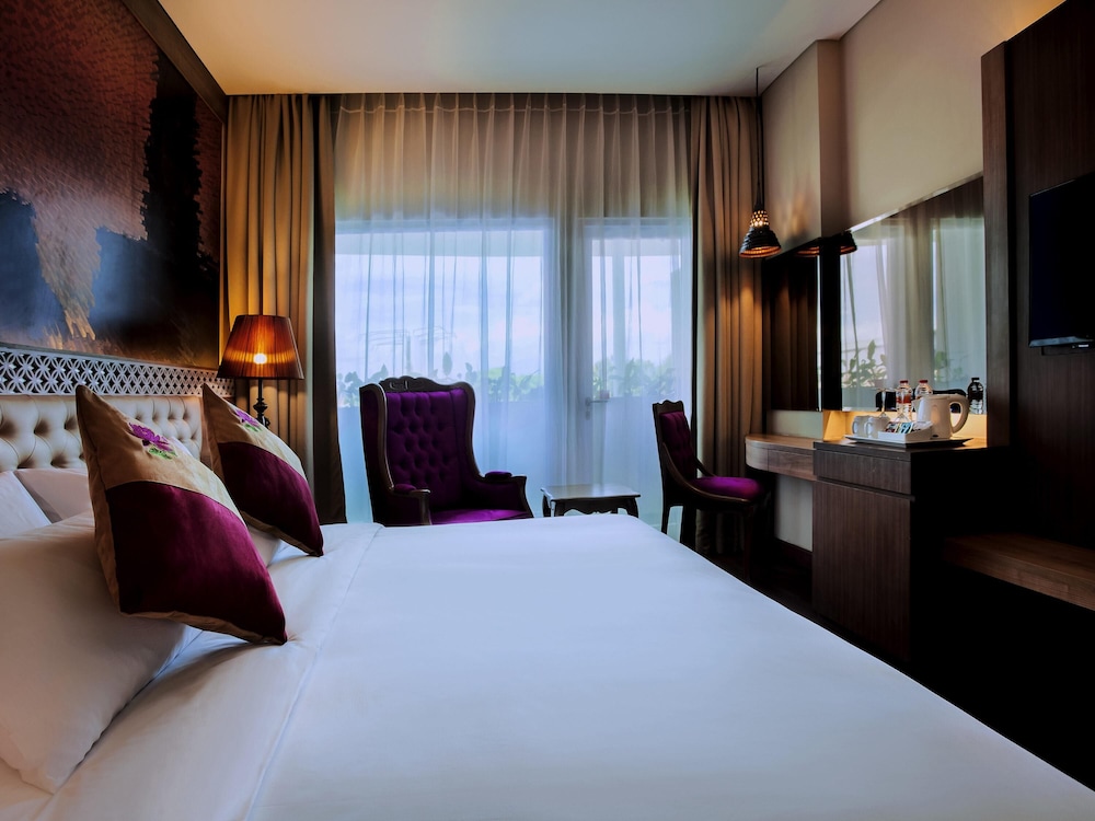 Habitación Superior con una cama king size del hotel Grand Mercure Yogyakarta Adi Sucipto. Foto 3
