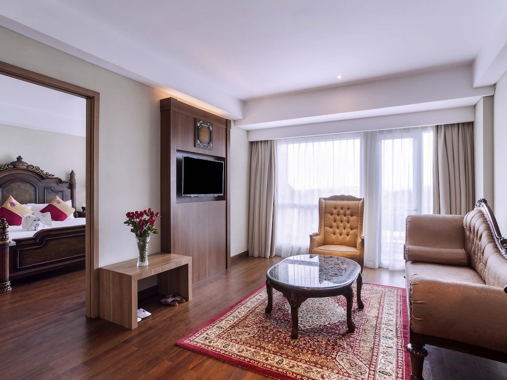Suite Deluxe con cama King Size del hotel Grand Mercure Yogyakarta Adi Sucipto. Foto 1