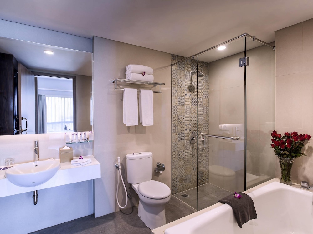 Suite Deluxe con cama King Size del hotel Grand Mercure Yogyakarta Adi Sucipto. Foto 2