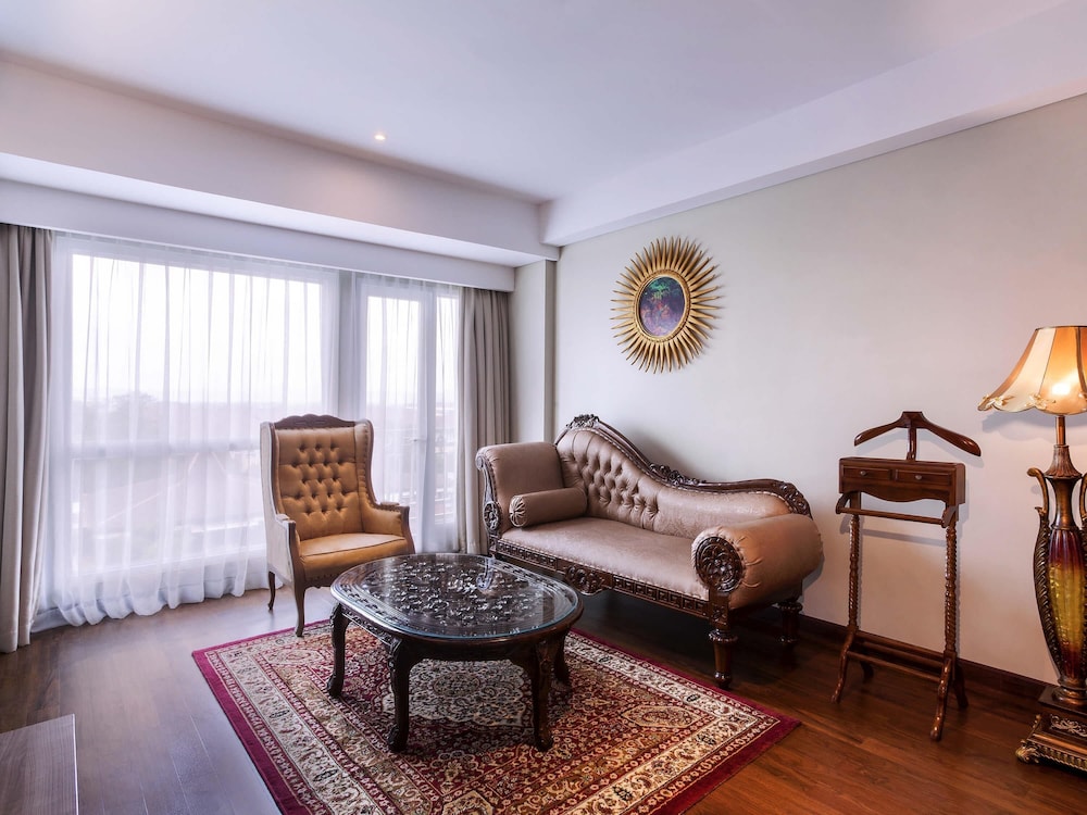 Suite Deluxe con cama King Size del hotel Grand Mercure Yogyakarta Adi Sucipto. Foto 3