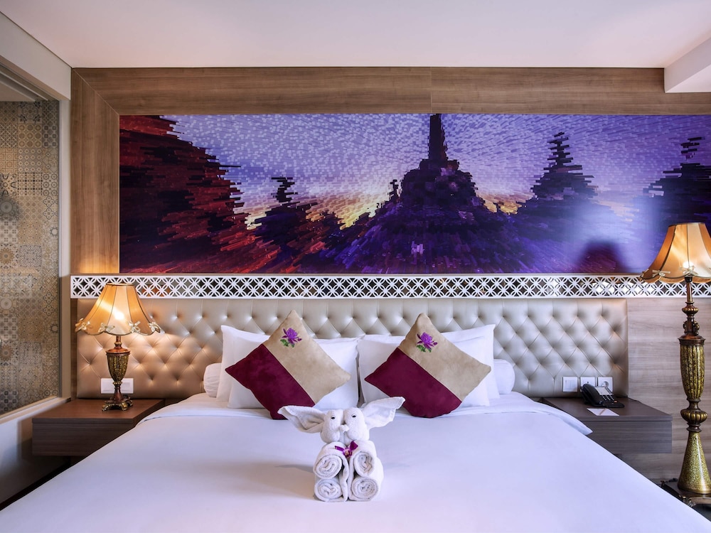 Habitación Deluxe con cama king size del hotel Grand Mercure Yogyakarta Adi Sucipto. Foto 2