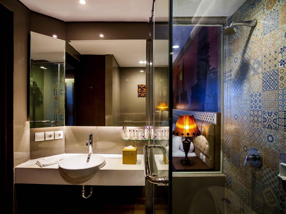Habitación Deluxe con cama king size del hotel Grand Mercure Yogyakarta Adi Sucipto. Foto 3
