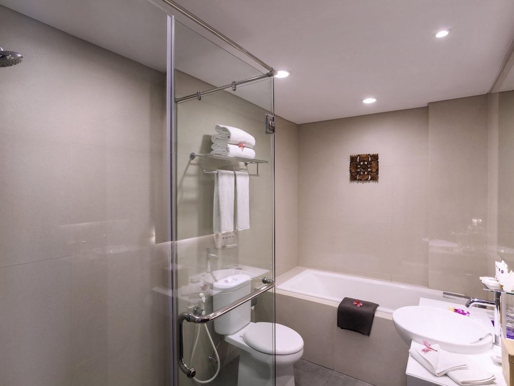 Habitación Executive con cama king size del hotel Grand Mercure Yogyakarta Adi Sucipto. Foto 1