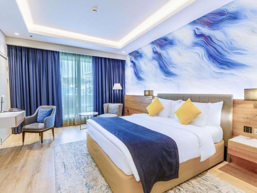 Habitación Clásica con cama extragrande del hotel Mövenpick Grand Al Bustan Dubai. Foto 1