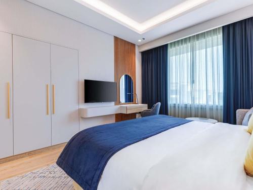 Suite Doble Deluxe del hotel Mövenpick Grand Al Bustan Dubai. Foto 1