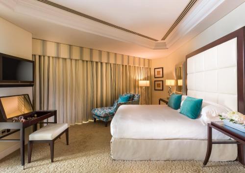 Suite Doble Superior del hotel Mövenpick Grand Al Bustan Dubai. Foto 1