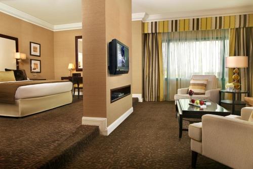 Suite Doble Superior del hotel Mövenpick Grand Al Bustan Dubai. Foto 2