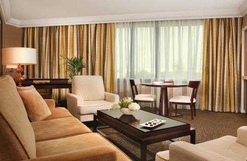 Suite Doble Superior del hotel Mövenpick Grand Al Bustan Dubai. Foto 3