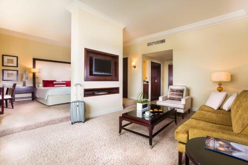 Suite Doble Superior del hotel Mövenpick Grand Al Bustan Dubai. Foto 4